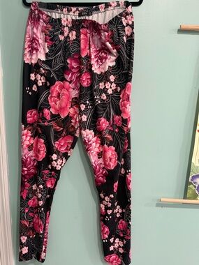 Lily Floral Print Leggings - Pink on Black